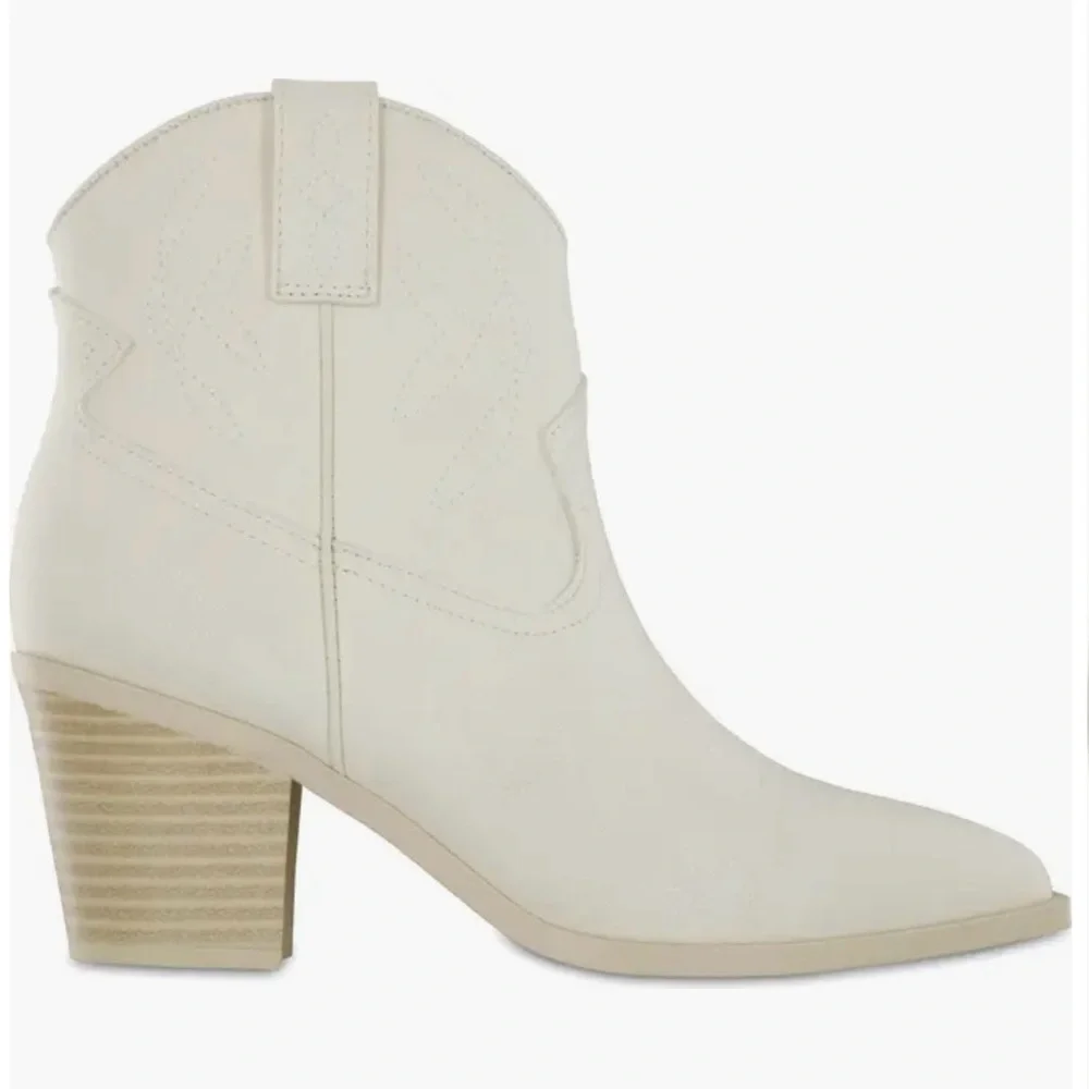 MIA boots size 9 women’s Deann Western style cream ivory boots‎ 🤎🤎